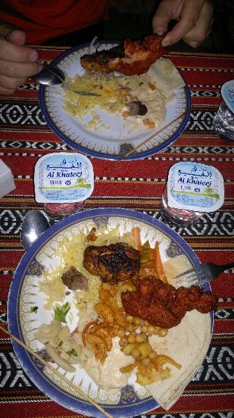 Das Buffet sah alles andere als appetitlich aus, aber lecker wars wirklich.