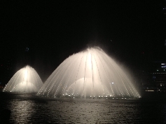 Am Fusse des Burj Khalifa, die grandiosen Wasserspiele