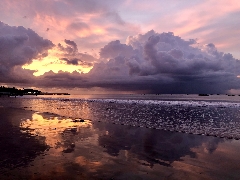 Gigantische Wolkenfront im Sonnenuntergang