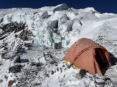 Gletscher, WC, Zelt (v.l.n.r)