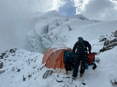 Zelt im Schneegestöber 