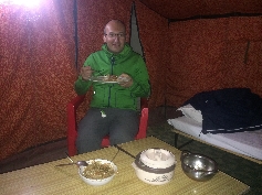  Andy beim Abendessen