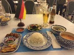  Abendessen mit Flagge