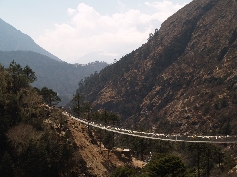 Hängebrücke mit Tengboche im Hintergrund