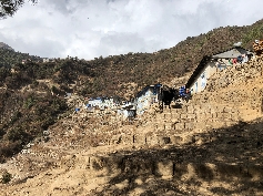 Erste Gebäude von Namche