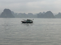 Fischerboot und HaLong Bucht