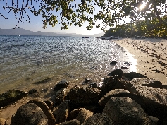 Einsamer Strand auf Daracotan Island