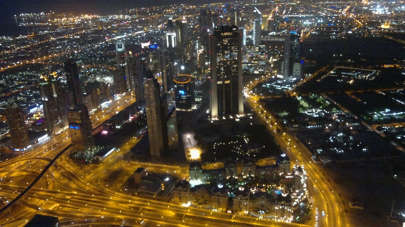 Der Blick auf das nächtliche Dubai von der Besucherplattform des Burj Khalifa