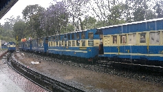 Die schönen blau weissen Waggons der Nilgiri Hill Bahn