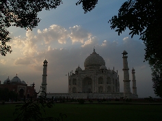 Die letzten Sonnenstrahlen des Tages über dem Taj Mahal