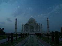 Blaue Stunde über dem Taj Mahal
