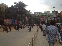 Über den Vorplatz des Hauptbahnhof von Banglore kommt man zu den Schaltern und Gleisen